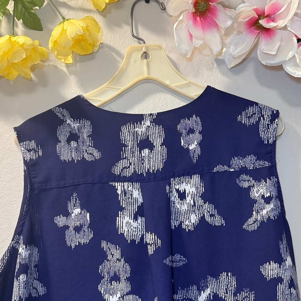 Violet & Claire Navy Floral Sleeveless V-Neck Camisole - Picture 7 of 8